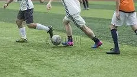 在这座城市邂逅杰出人士与璀璨服饰的旋律——歌曲《人间城》演绎者与歌词解析